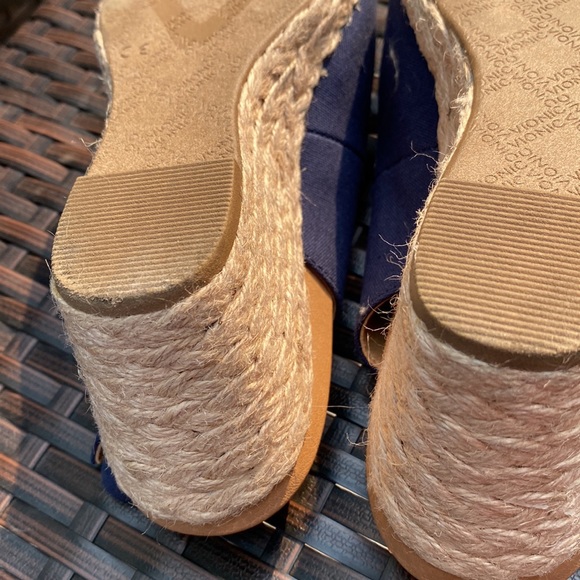 Vionic Coralina Wedge Heel / Size 7. Like new. - Picture 10 of 11